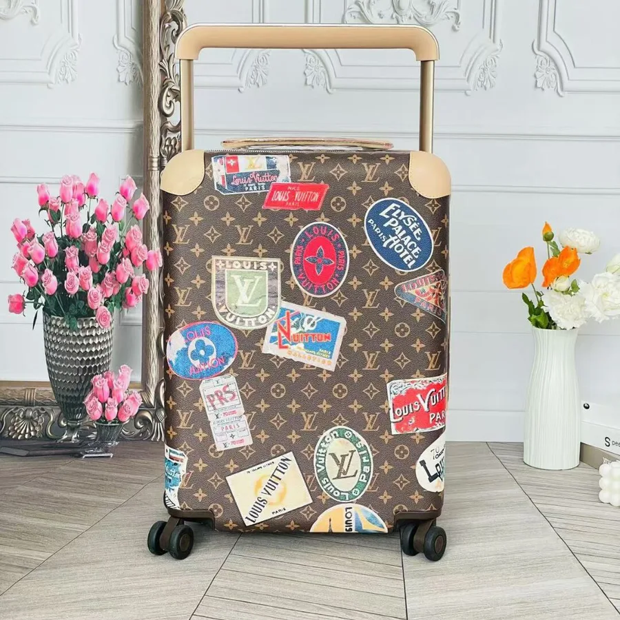 Louis Vuitton Horizon 55 suitcase in Monogram Canvas