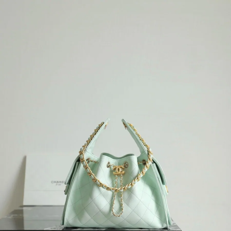 Chanel 25 Handbag 30 in Green Cavier Gold Hardware
