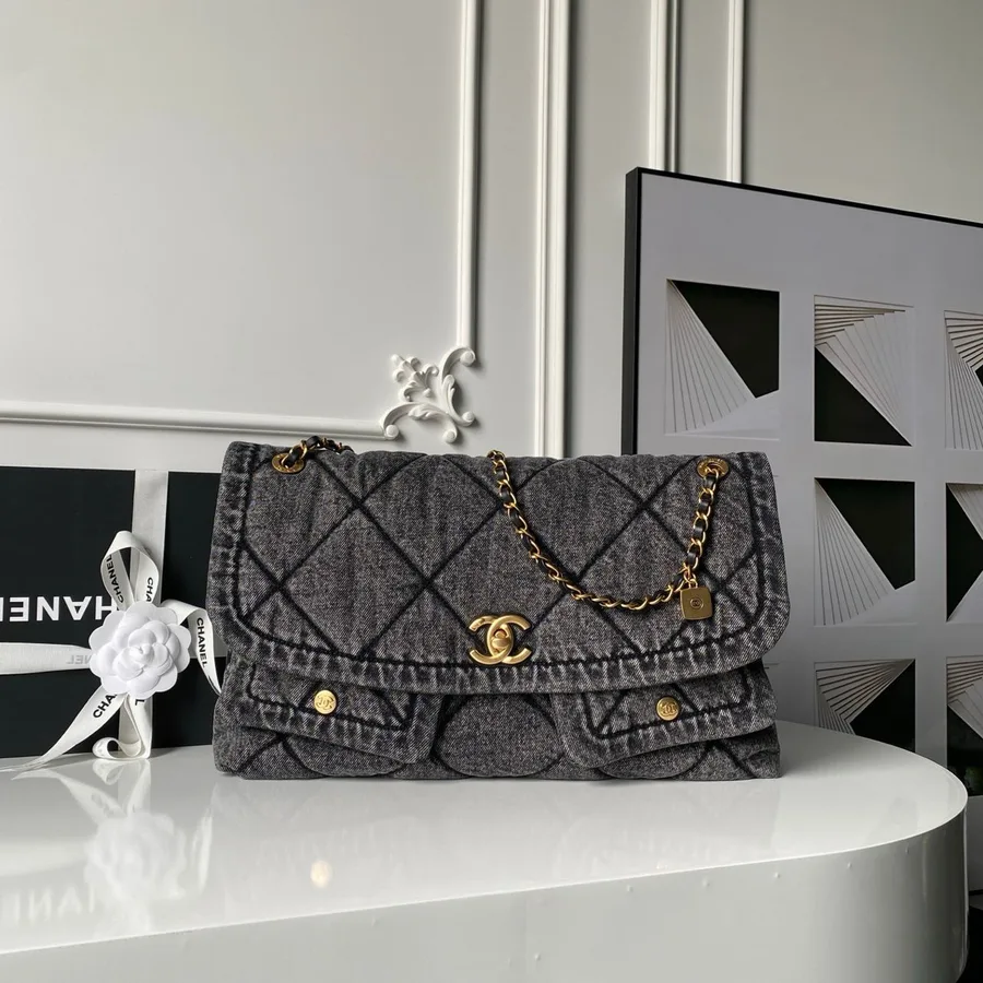 Chanel Maxi Flapbag in washed denim with gold-tone metal hardware