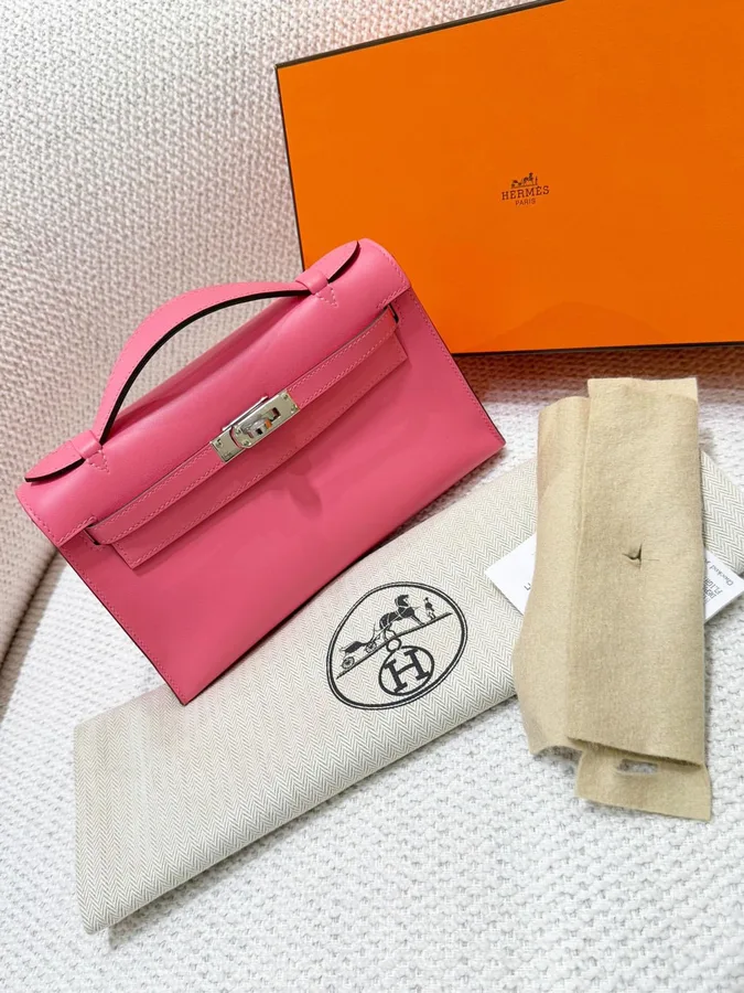 HERMES Kelly Pochette in swift leather Rose Azalee