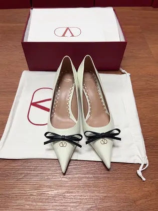 Valentino Women Ivory Leather Bow Accent Pumps — Valentino Handbags sample