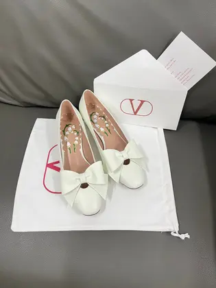 Valentino Women White Leather Bow Flats — Valentino Handbags sample