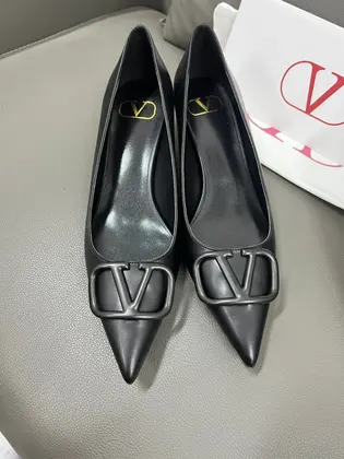 Valentino Women Black Leather Pointed Pumps — Valentino Handbags sample