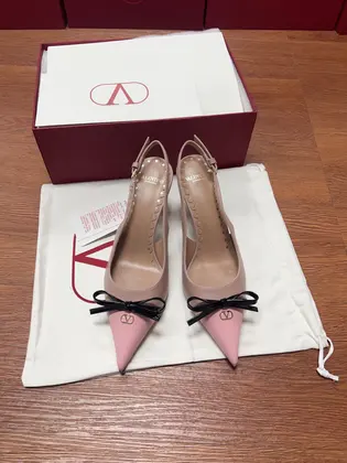 Valentino Women Pink Leather Pointed Toe Pumps — Valentino Handbags sample