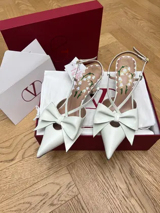 Valentino Women White Leather Bow Accent Pumps — Valentino Handbags sample