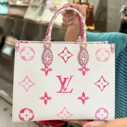 Louis Vuitton LV Onthego Monogram Pattern 35cm — Louis Vuitton Handbags sample