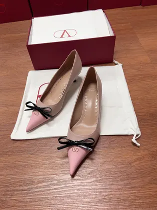 Valentino Women Pink Leather Bow Detail Pumps — Valentino Handbags sample